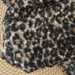 1 coupon de 1m40- Tissu bouclette effet laine motif léopard – ton beige, noir et écru