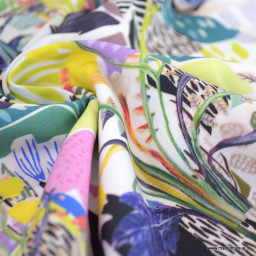 1 coupon de 59cm -  Tissu Viscose graphique coloris bleu, jaune et rose