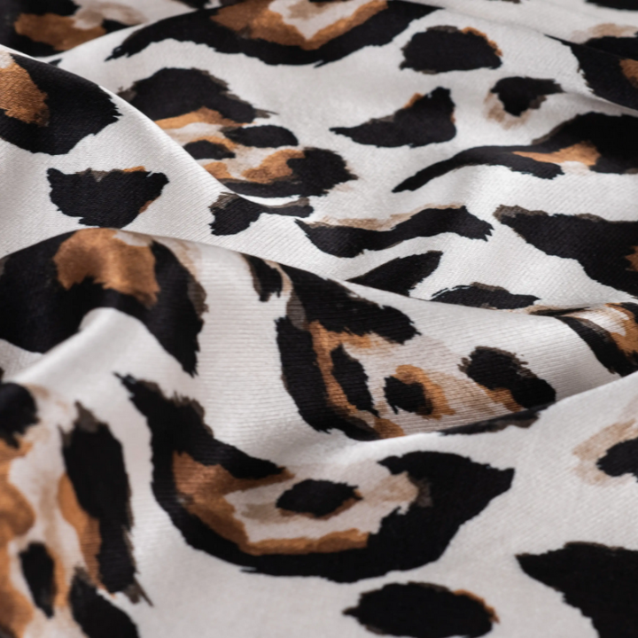 Tissu satin de viscose motif Léopard fond blanc cassé