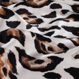 Tissu satin de viscose motif Léopard fond blanc cassé
