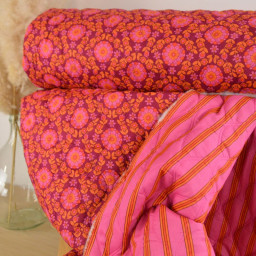 Voile de coton matelassée motif fleurs et rayures rose et bordeaux