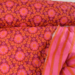 Voile de coton matelassée motif fleurs et rayures rose et bordeaux