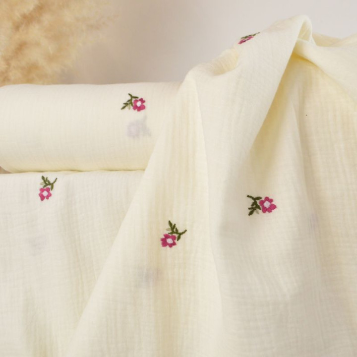 Double gaze brodée Cécile petites fleurs fond blanc cassé - oeko tex