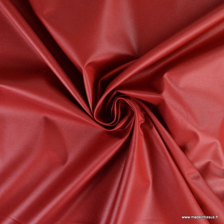 Tissu polycoton déperlant laqué, rouge bigarreau.