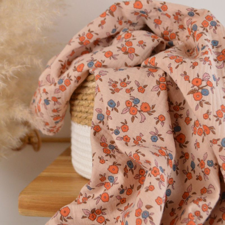 Tissu double gaze de coton June fleurs fond rose skin