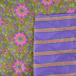 Voile de coton matelassée motif fleurs et rayures vert et violet