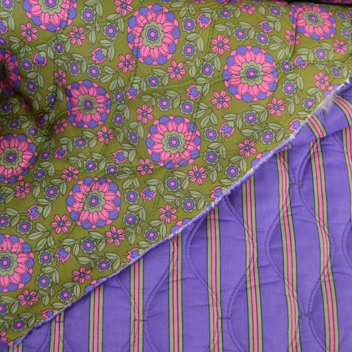 Voile de coton matelassée motif fleurs et rayures rvert ete violet