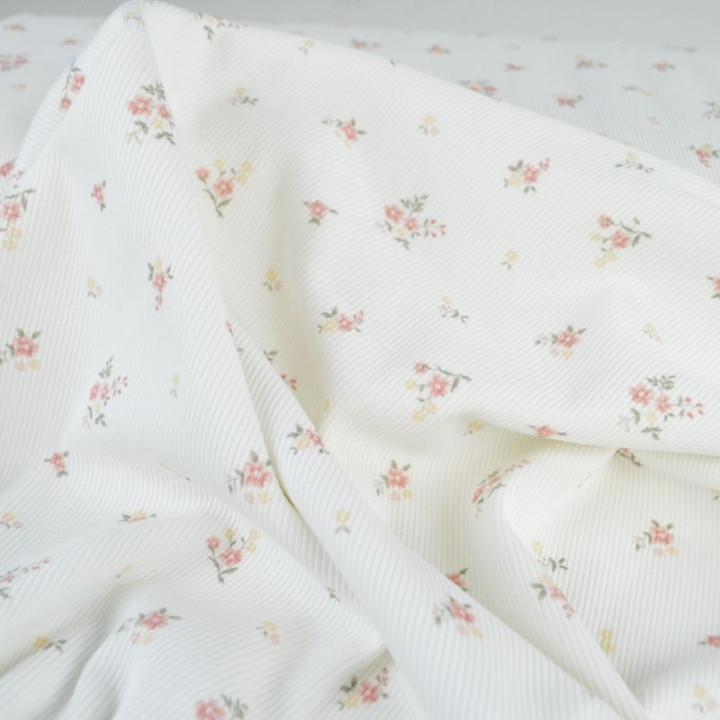 Tissu jersey côtelé motif fleurs roses fond blanc cassé