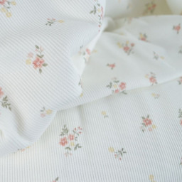 Tissu jersey côtelé motif fleurs roses fond blanc cassé