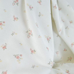 Tissu jersey côtelé motif fleurs roses fond blanc cassé