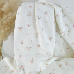 Tissu jersey côtelé motif fleurs roses fond blanc cassé