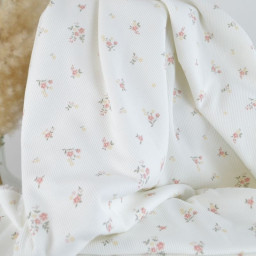 Tissu jersey côtelé motif fleurs roses fond blanc cassé
