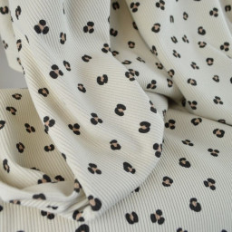 Tissu jersey côtelé motif léopard fond sable. idéal pour coudre des vêtements