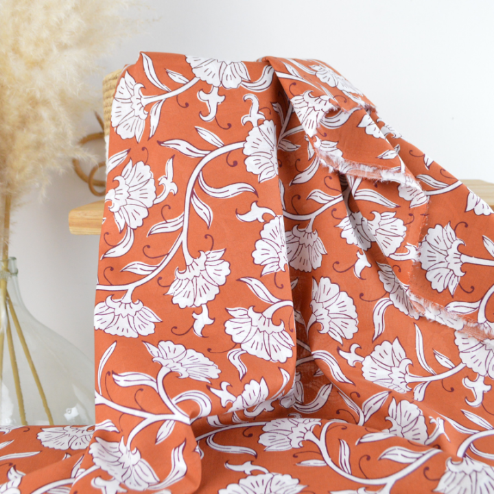 Tissu indien en voile de coton Raghil – Motif floral fond Camel