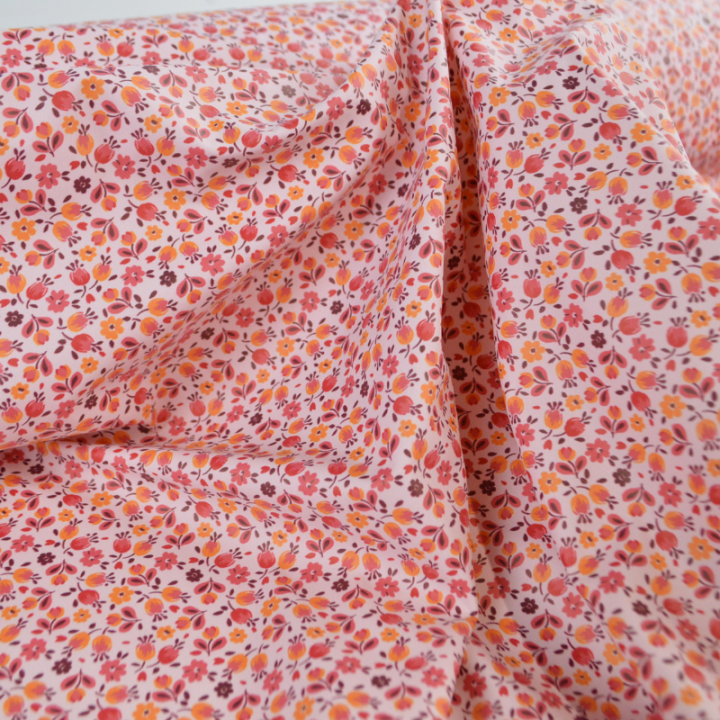 Tissu imperméable Caseille type ciré de pluie motif fleurs fond rose