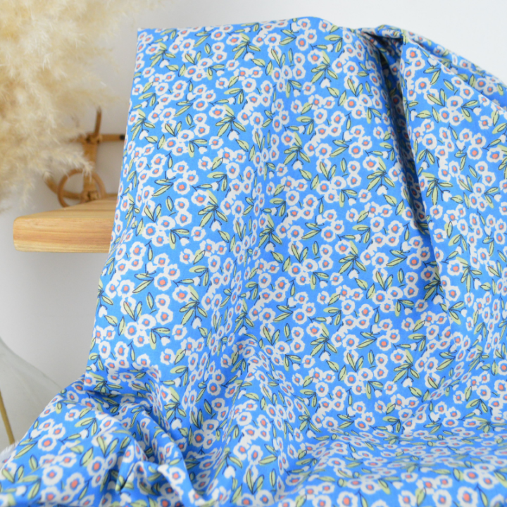 Tissu Cretonne de Coton Fotzia - Motif Petites Fleurs fond bleu. Idéal pour coudre des accessoires