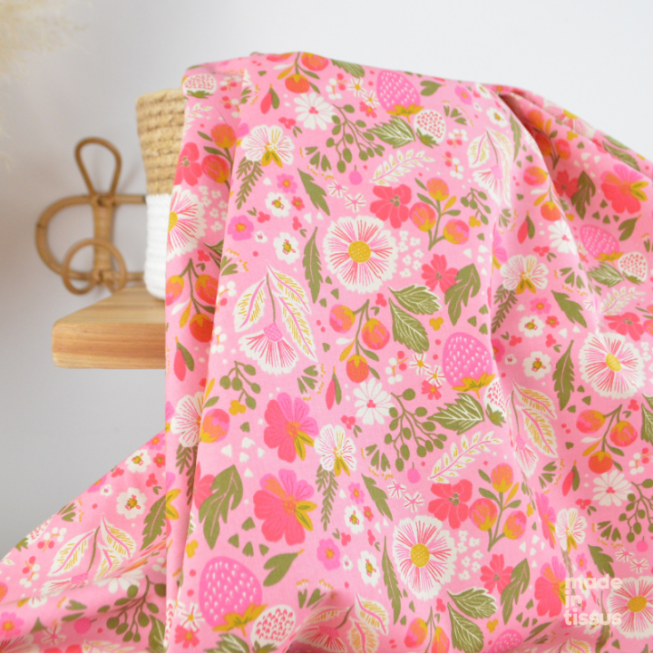 Tissu Cretonne de Coton Ostache – Motif Fleurs et fraises fond rose