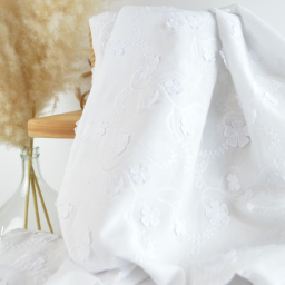 Tissu coton brodé blanc et fleurs en relief - Aïnoha