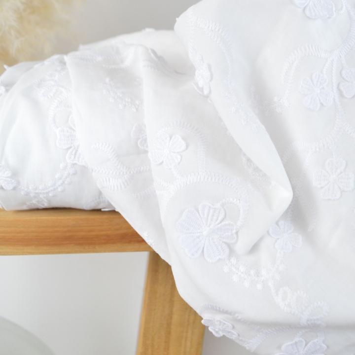 Tissu coton brodé blanc et fleurs en relief - Aïnoha