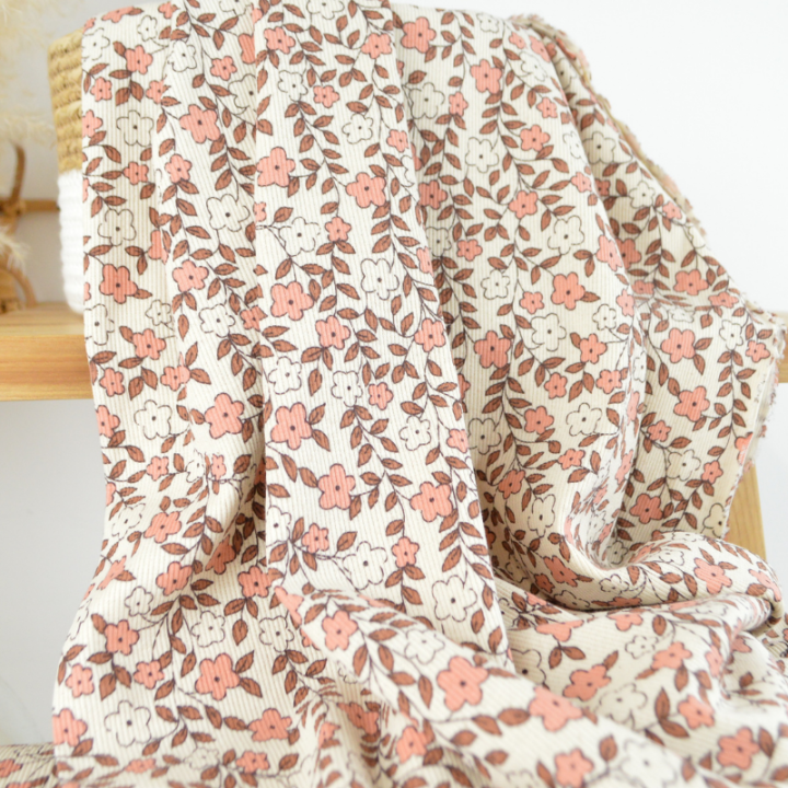 Tissu jersey côtelé bio motif fleurs roses et caramel fond naturel