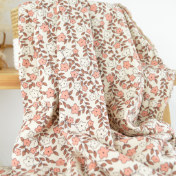 Tissu jersey côtelé bio motif fleurs roses et caramel fond naturel