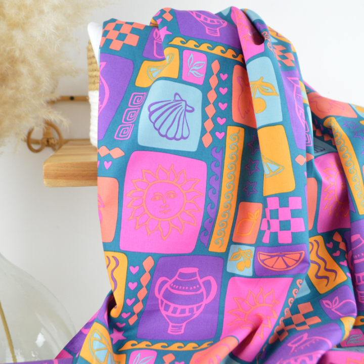 Tissu popeline de coton Poppy – motif patchwork d'été fond pétrole