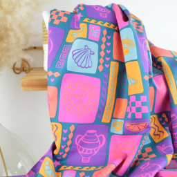 Tissu popeline de coton Poppy – motif patchwork d'été fond pétrole