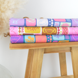 Tissu popeline de coton Poppy – motif patchwork d'été fond pétrole