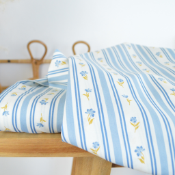Tissu popeline de coton Poppy – motif Rayures et fleurs bleues