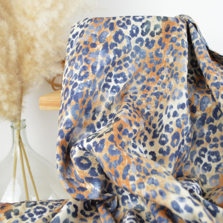 Tissu double gaze motif léopard Sable et bleu marine