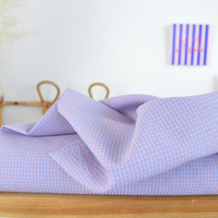 Tissu seersucker Vichy petits carreaux Bleu indigo et rose