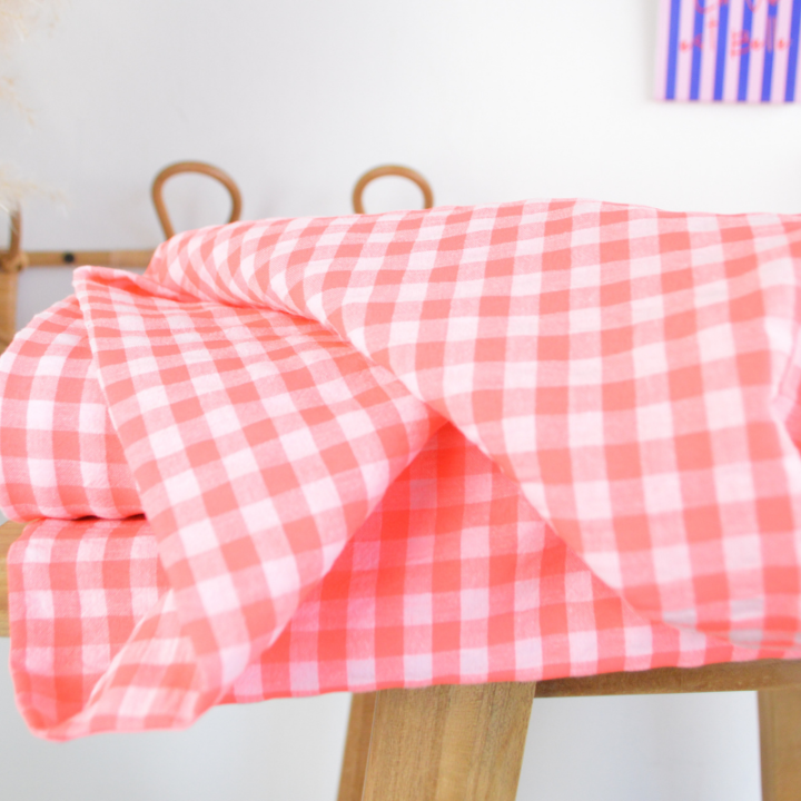 Tissu seersucker Vichy grands carreaux rose fluo