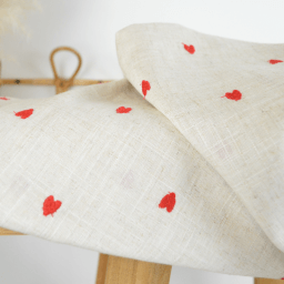 Tissu viscose lin brodé coeurs rouges - fond sable