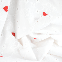 Tissu broderie anglaise brodé coeurs rouges fond blanc