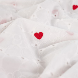 Tissu broderie anglaise brodé coeurs rouges fond blanc