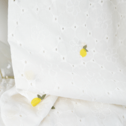 Tissu broderie anglaise brodé citrons jaunes fond blanc