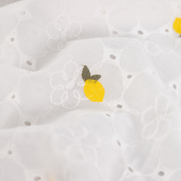 Tissu broderie anglaise brodé citrons jaunes fond blanc