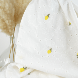 Tissu broderie anglaise brodé citrons jaunes fond blanc