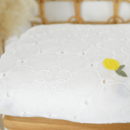 Tissu broderie anglaise brodé citrons jaunes fond blanc