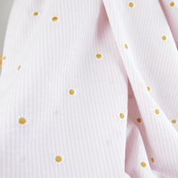 Tissu Seersucker Rose Nude Rayures Fines Brodé Marguerites – Coton Léger Été