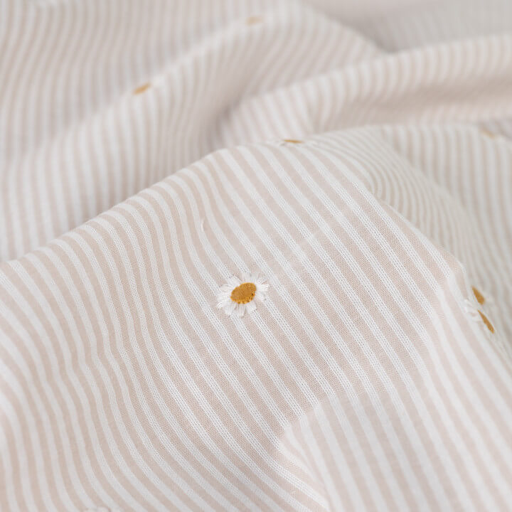 Tissu Seersucker Sable Rayures Fines Brodé Marguerites – Coton Léger Été