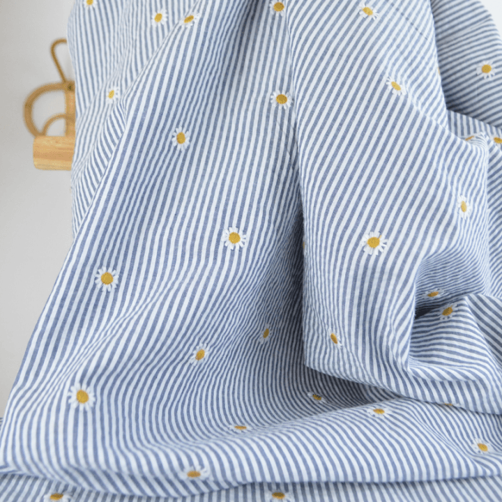 Tissu Seersucker bleu marine Rayures Fines Brodé Marguerites – Coton Léger Été