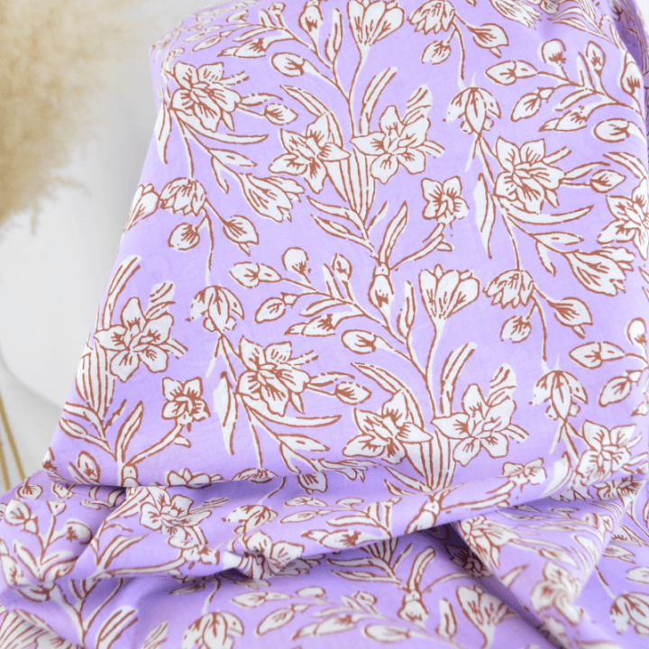 Tissu Block print Gokarna – Motif fleurs fond Lilas