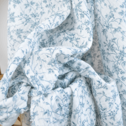 Double gaze de coton Bio & OEKO TEX Jeannine motifs fleurs bleues Bridgerton