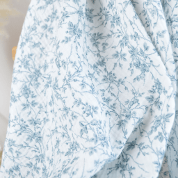 Double gaze de coton Bio & OEKO TEX Jeannine motifs fleurs bleues Bridgerton