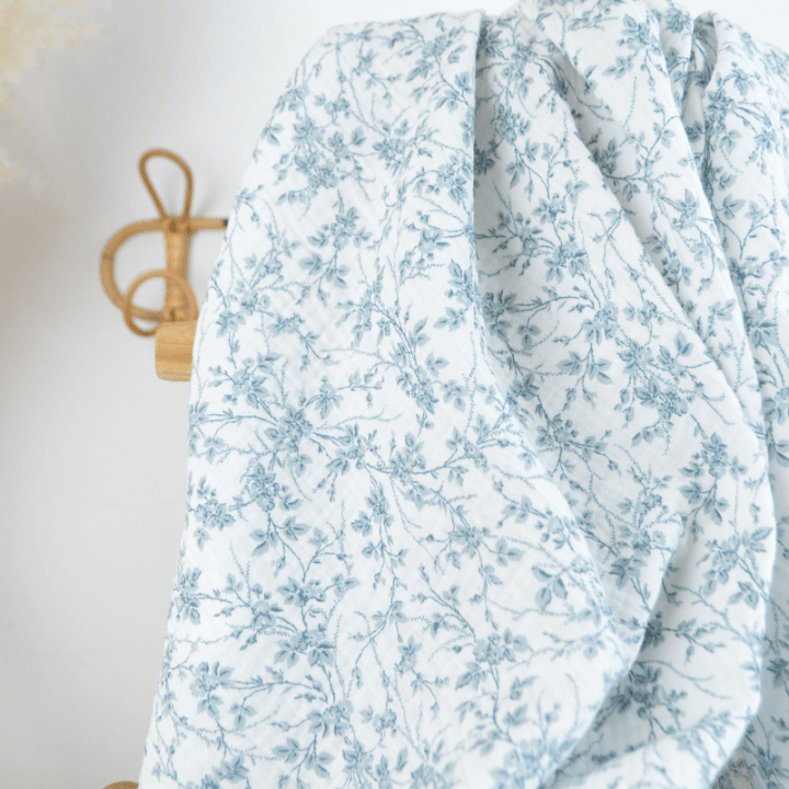 Double gaze de coton Bio & oeko tex Jeannine motifs fleurs bleues Bridgerton