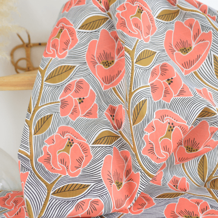 Tissu voile de coton motif fleurs corail et ocre fond rayé