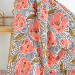 Tissu voile de coton motif fleurs corail et ocre fond rayé