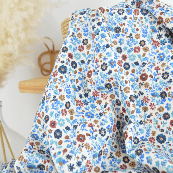 Tissu double gaze de coton Aryada fleurs bleues fond écru