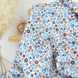 Tissu double gaze de coton Aryada fleurs bleues fond écru